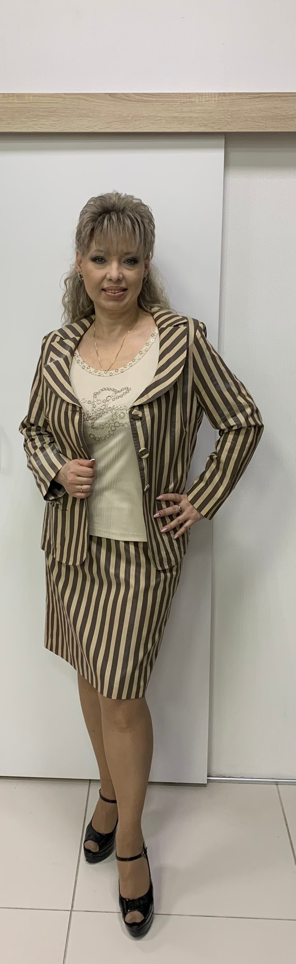 Светлый в полоску французский пиджак