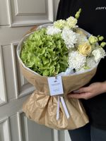 Букет сборный из гортензии, хризантемы, лизиантуса и кустовых пионовидных роз