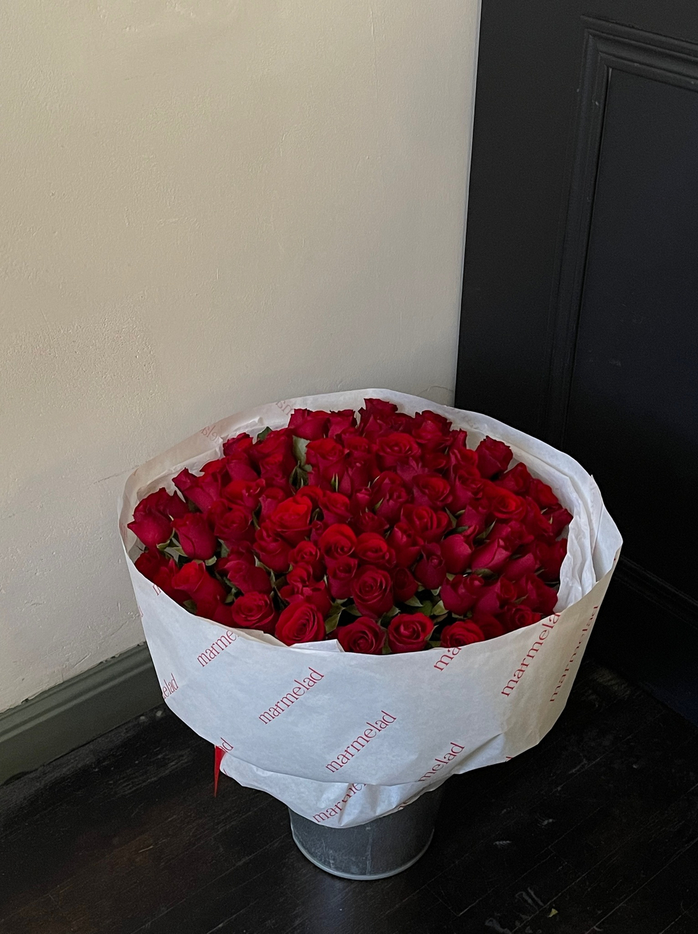 Букет 101 красная роза в оформлении