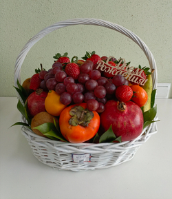 Корзина с сезонными фруктами