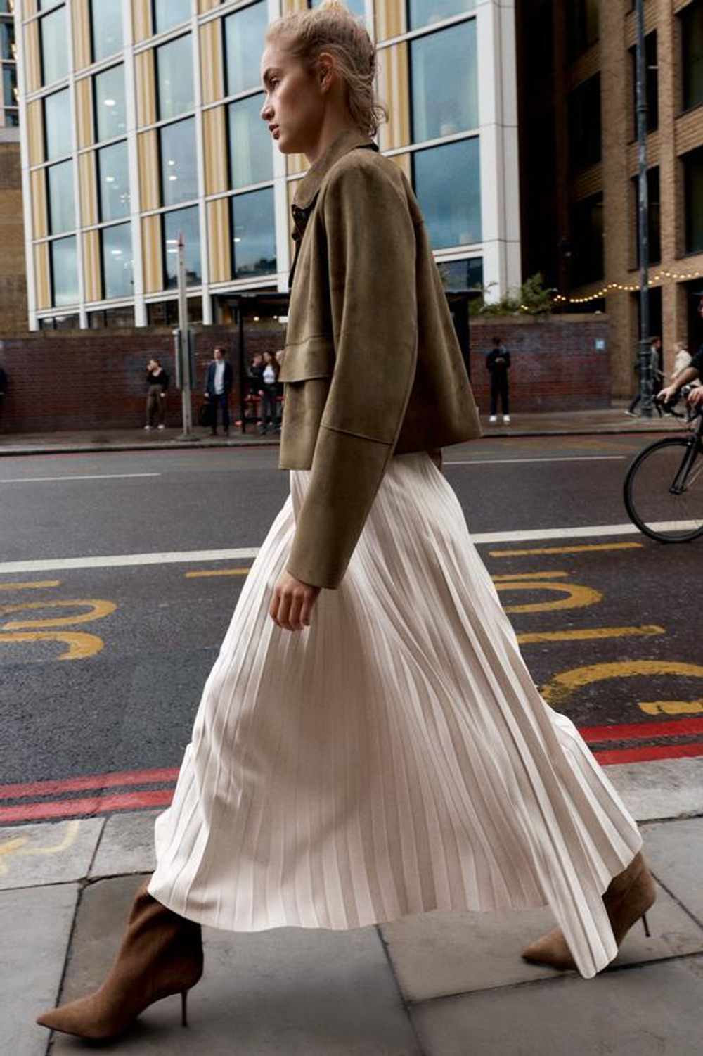 ZARA ПЛИССИРОВАННАЯ ЮБКА-МИДИ ПОД ЗАМШУ С ПОЯСОМ, ПЕСОЧНЫЙ