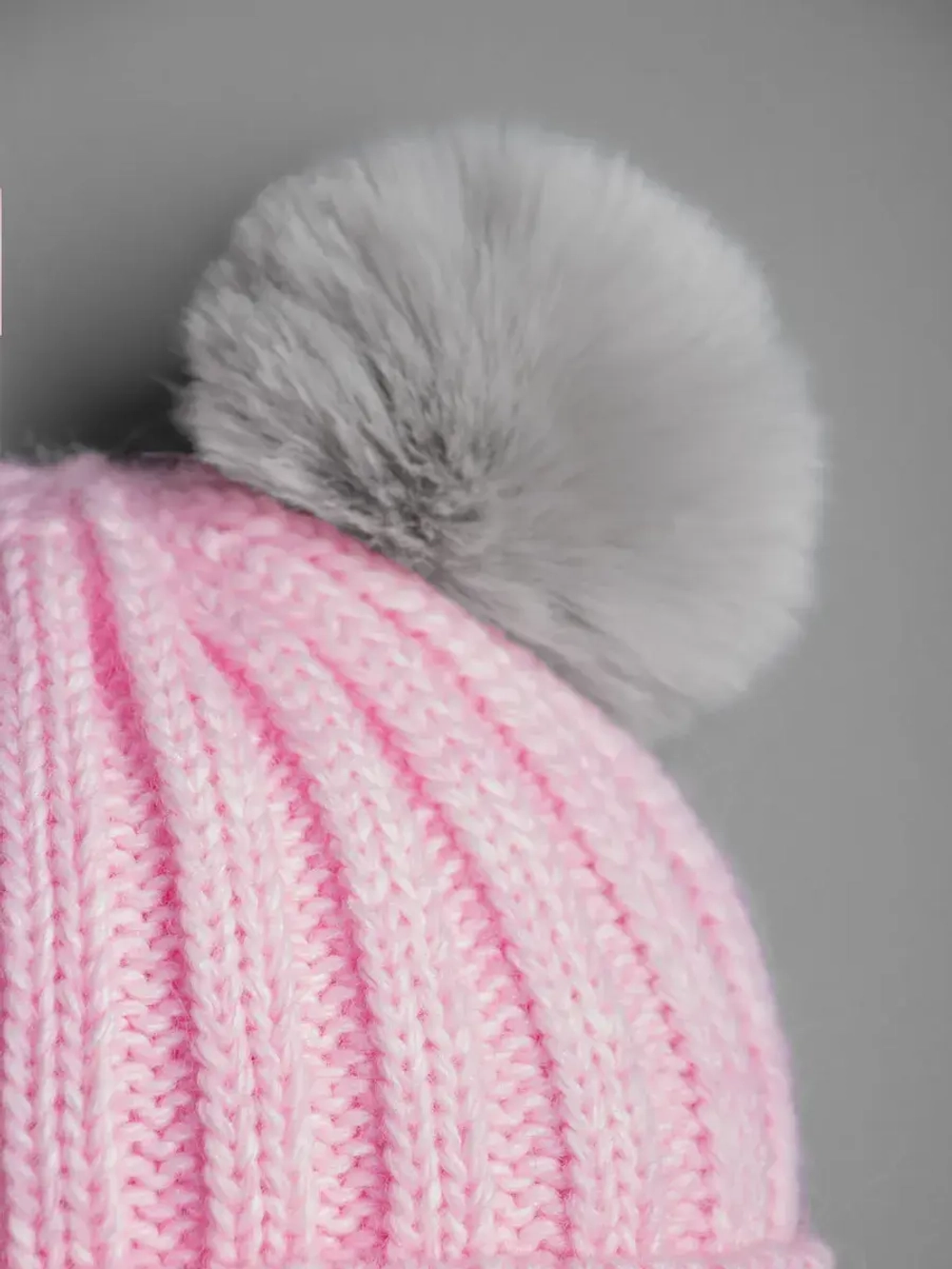 Шапка зимняя для девочки со снудом и помпонами