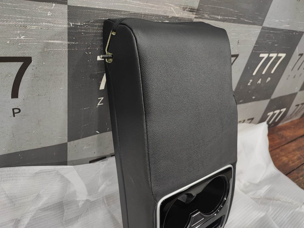 Подлокотник задний Toyota Camry (XV70/XV80) Б/У Оригинал 7134906050C0