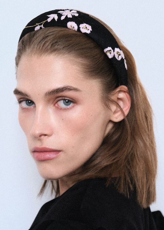 Ободок с цветочной вышивкой