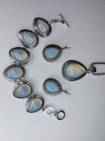 Комплект бижутерии "Лунный камень" - подвеска, серьги и браслет в форме капли