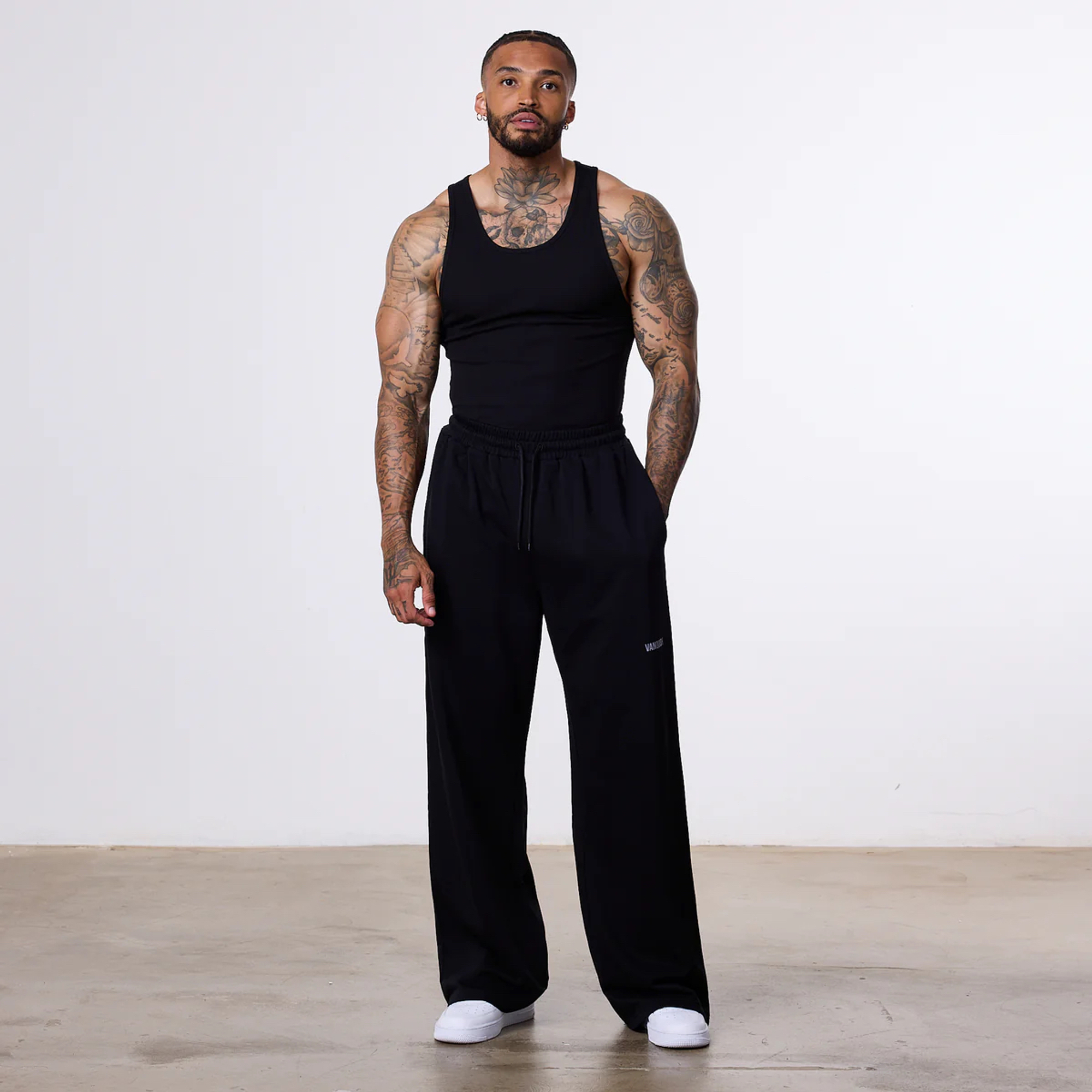 Штаны VANQUISH Essential Straght Sweatpants Black