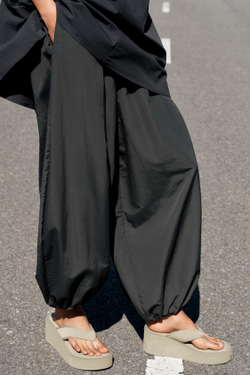 ZARA НЕЙЛОНОВЫЕ БРЮКИ-БОМБЕРЫ, ТЕМНО-СЕРЫЙ