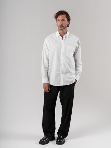 Белая хлопковая рубашка с нагрудным карманом