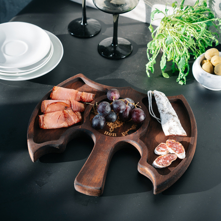 Менажница из кедра для подачи блюд и закусок с гравировкой "Fortis cadere cedere non potest"