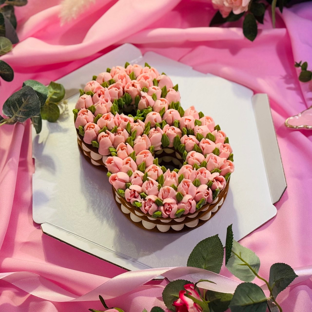 Торт "Цифра 8" в розовых тюльпанах – медовик с карамельной начинкой, созданный к 8 Марта 🎂