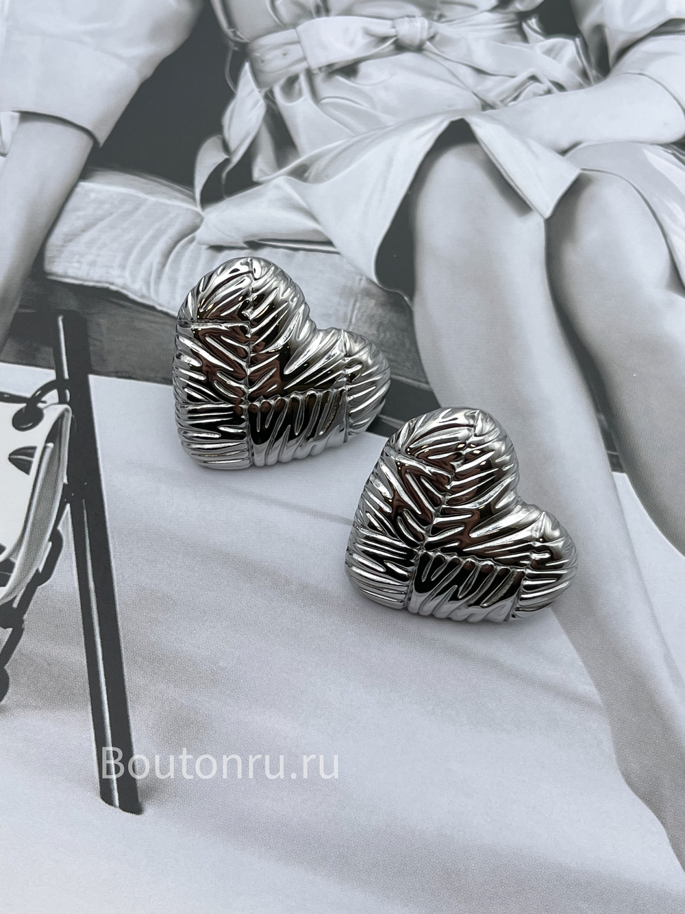 Серьги в форме сердца серебристые жатые