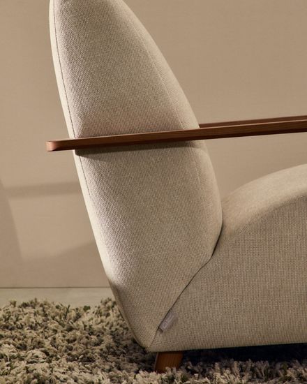 Кресло Meghan из жемчужного шенилла и массива ясеня с отделкой под орех Испания La Forma