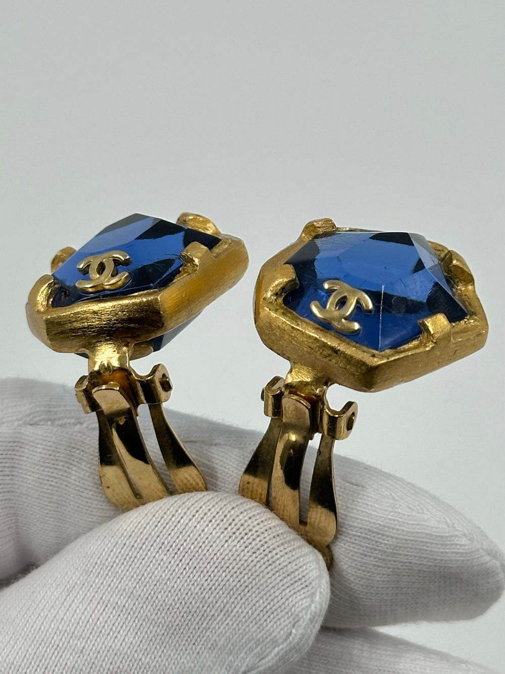 Клипсы с синими вставками Chanel