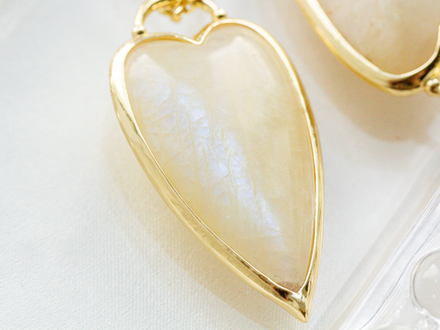 Подвеска "Сердце" 37,5мм, из лунного камня (уценка)