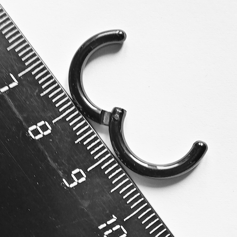 Клипса кольцо черная для имитации пирсинга уха.