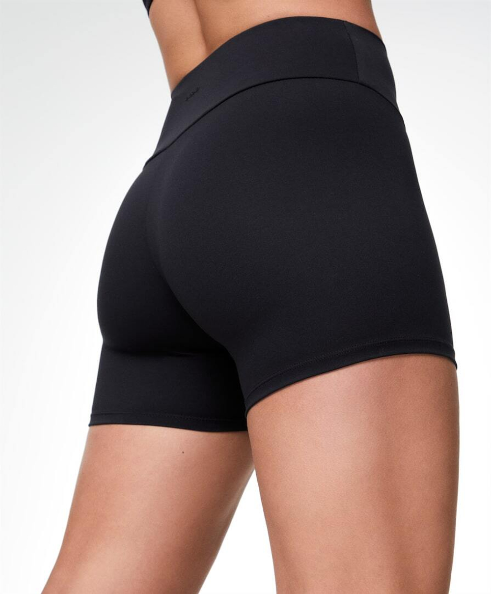 OYSHO Велосипедки Hot Pants Comfortlux с высокой посадкой длиной 10 см, черный