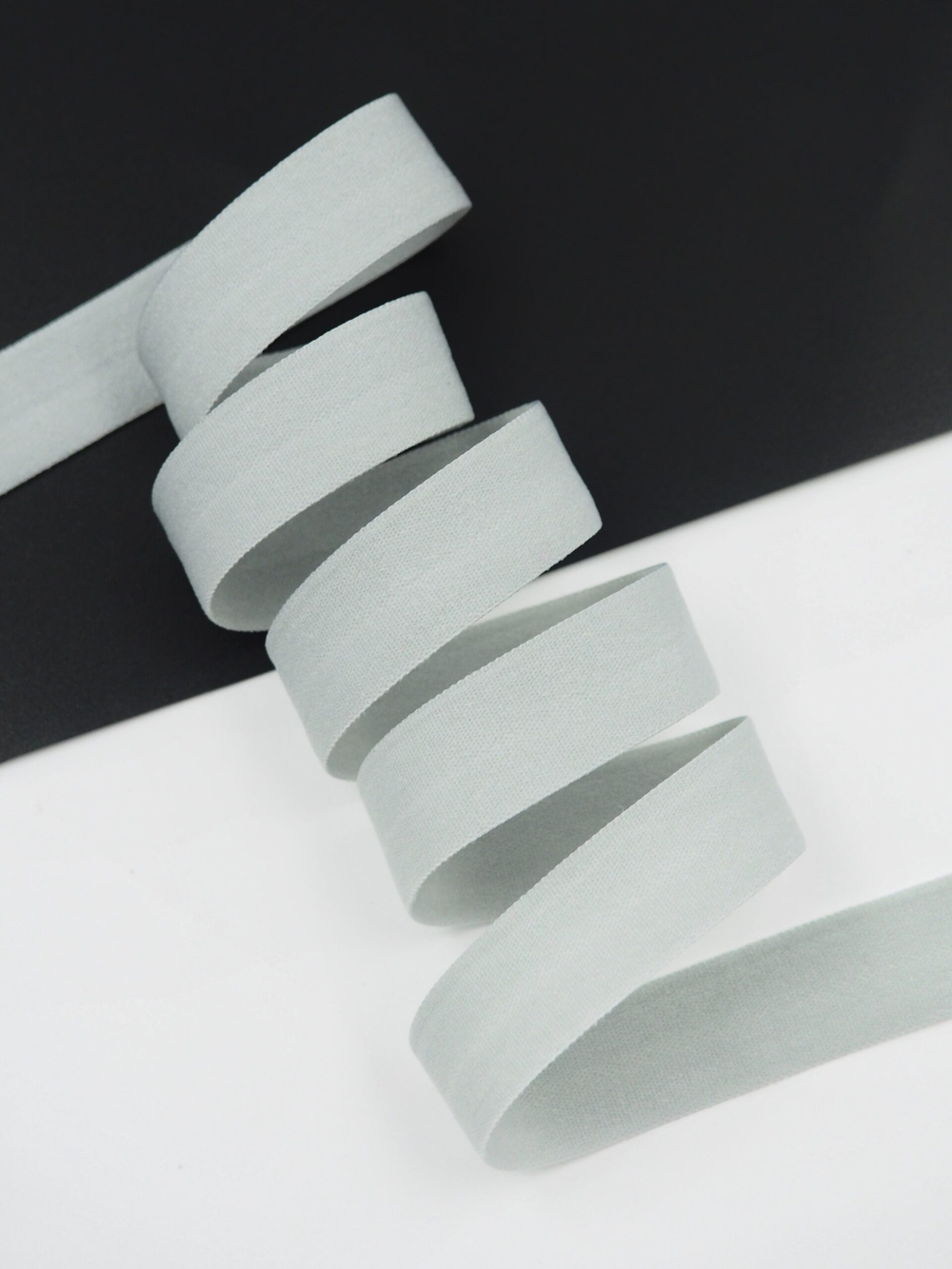 Бейка эластичная светло-серая матовая ширина 15 мм