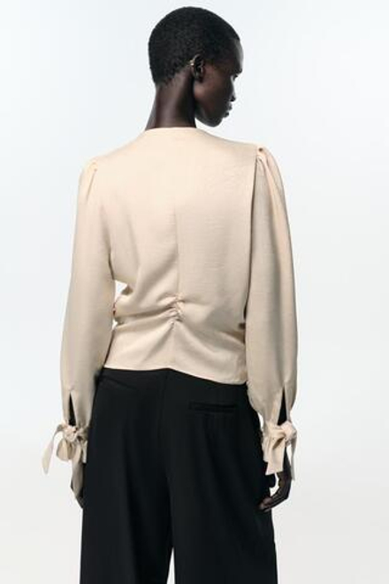 ZARA ПРИТАЛЕННАЯ БЛУЗКА ИЗ ЖАТОЙ ТКАНИ, ЭКРЮ