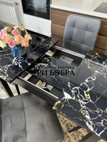 Стеклянный раздвижной стол "Черный мрамор" и стулья "ГУЧИ" серый