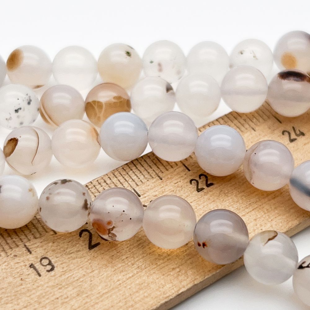 Халцедон бусины, размер около 8,1-8,3 мм, цена за 22-23 шт (1/2 нити)