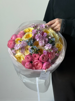 Сборный букет из кустовых пионовидных роз, оксипеталума и маттиолы в розовом оттенке