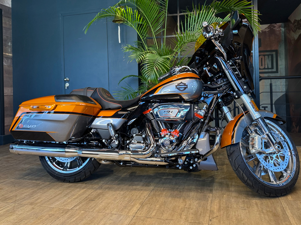 CVO Street Glide "Torched Orange CVO Tri-Tone" (2026)