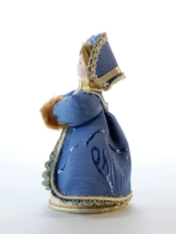 Кукла фарфоровая Барышня в капоре и шубке 19 века