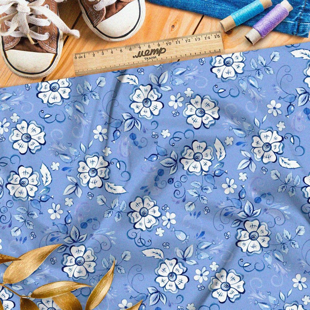 Ткань кулирная гладь редкие элементы гжели на голубом фоне
