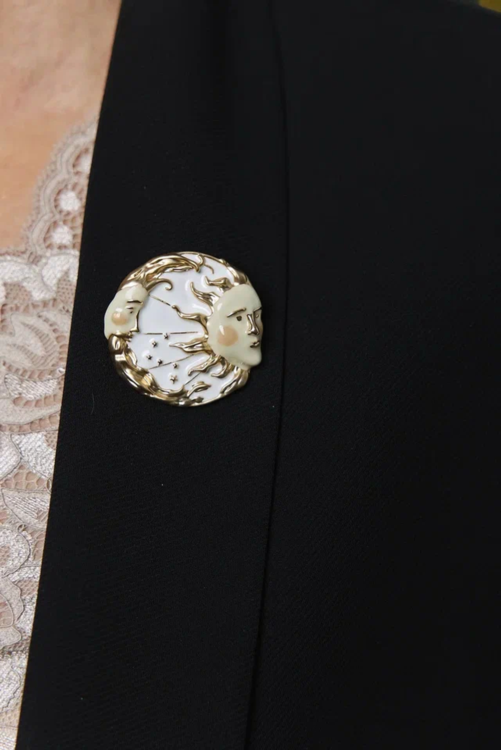 Брошь из бело-золотой эмали "Луна и солнце"