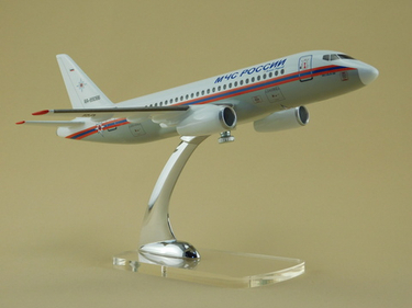 Модель самолета Sukhoi Superjet 100 (SSJ-100) в окраске МЧС России, масштаб 1:100