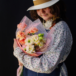 13. Романтичный персиковый букет с эустомой