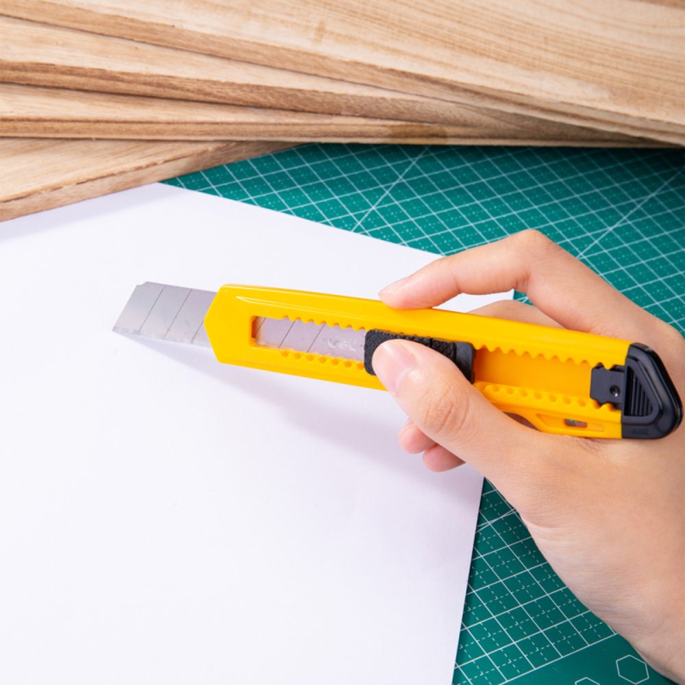 Нож канцелярский DELI, 18 мм