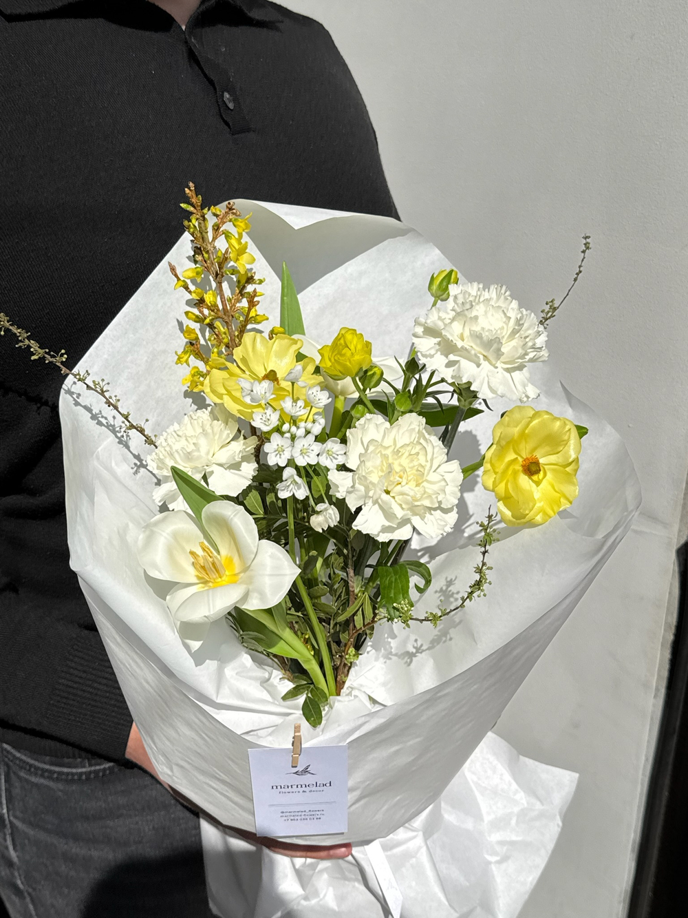 Букет сборный из ранункулюсов, тюльпанов, диантусов, аллиума и веток спиреи