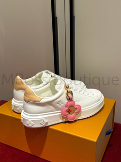 Женские кеды Louis Vuitton Time Out в белом цвете с брелком монограм