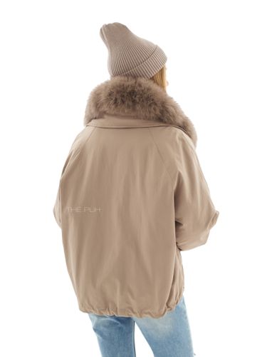Короткая пуховая парка бежевого цвета