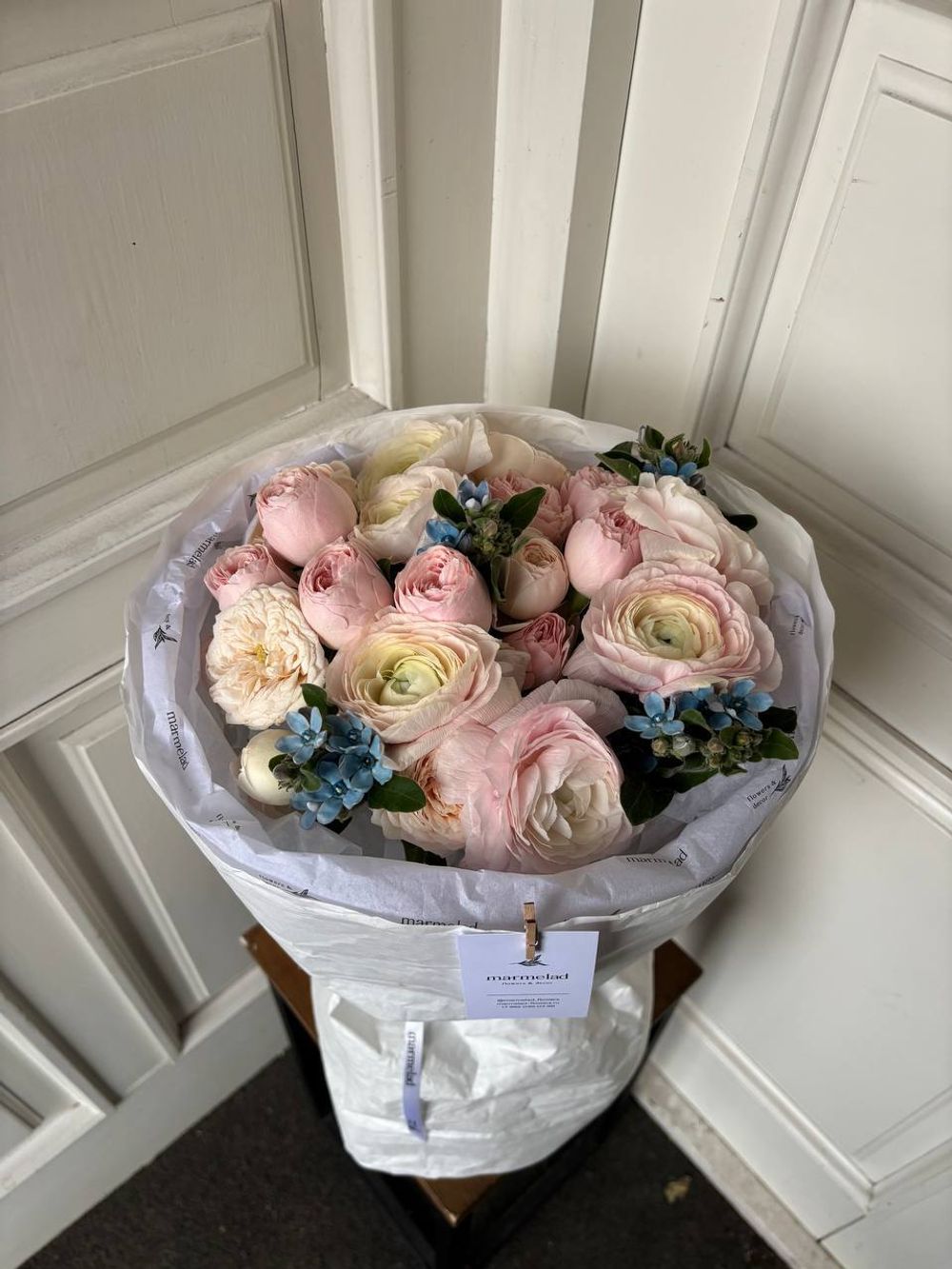 Букет из нежных ранункулюсов