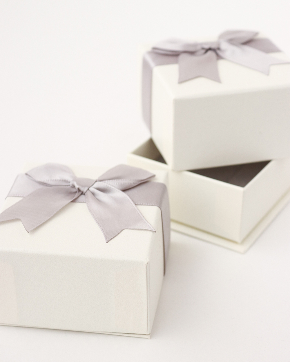 Подарочный футляр с бантиком для кольца и серёг