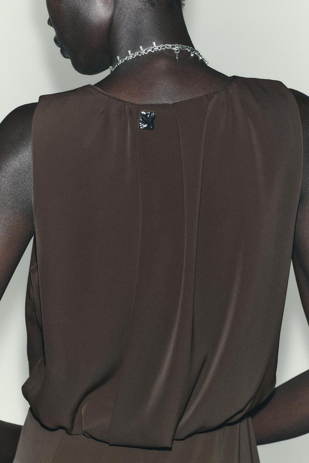 ZARA ПЛАТЬЕ МИДИ СО СБОРКАМИ НА ТАЛИИ, КОРИЧНЕВЫЙ