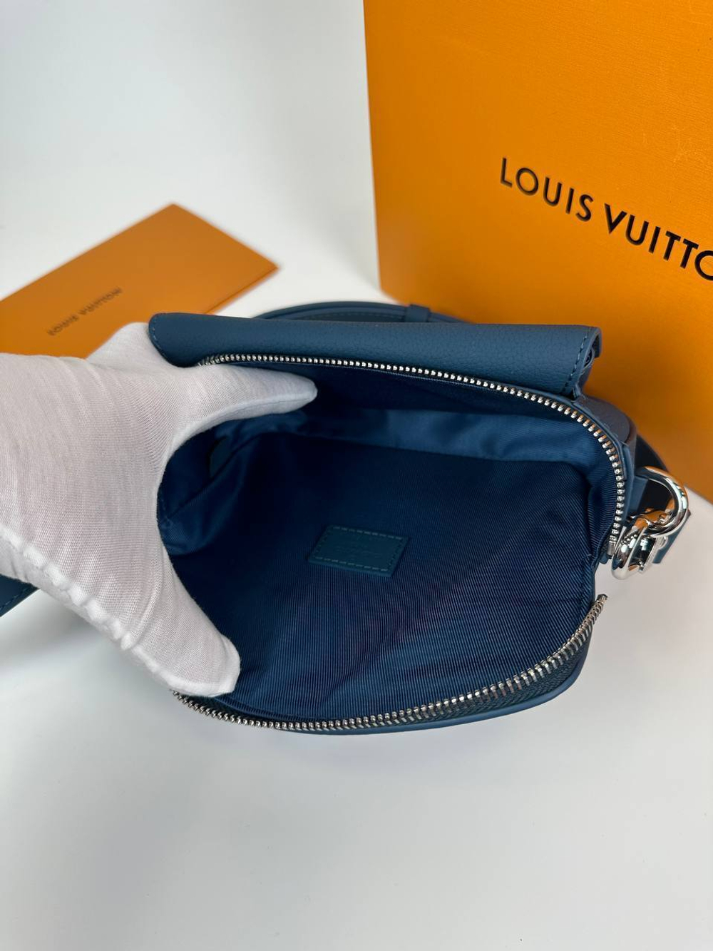 Сумка-мессенджер Louis Vuitton