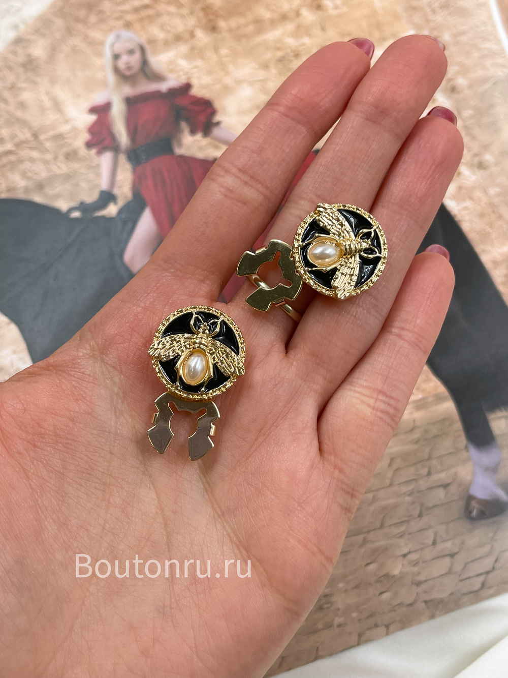 Накладка на пуговицу золотистая "Пчела" с черной эмалью