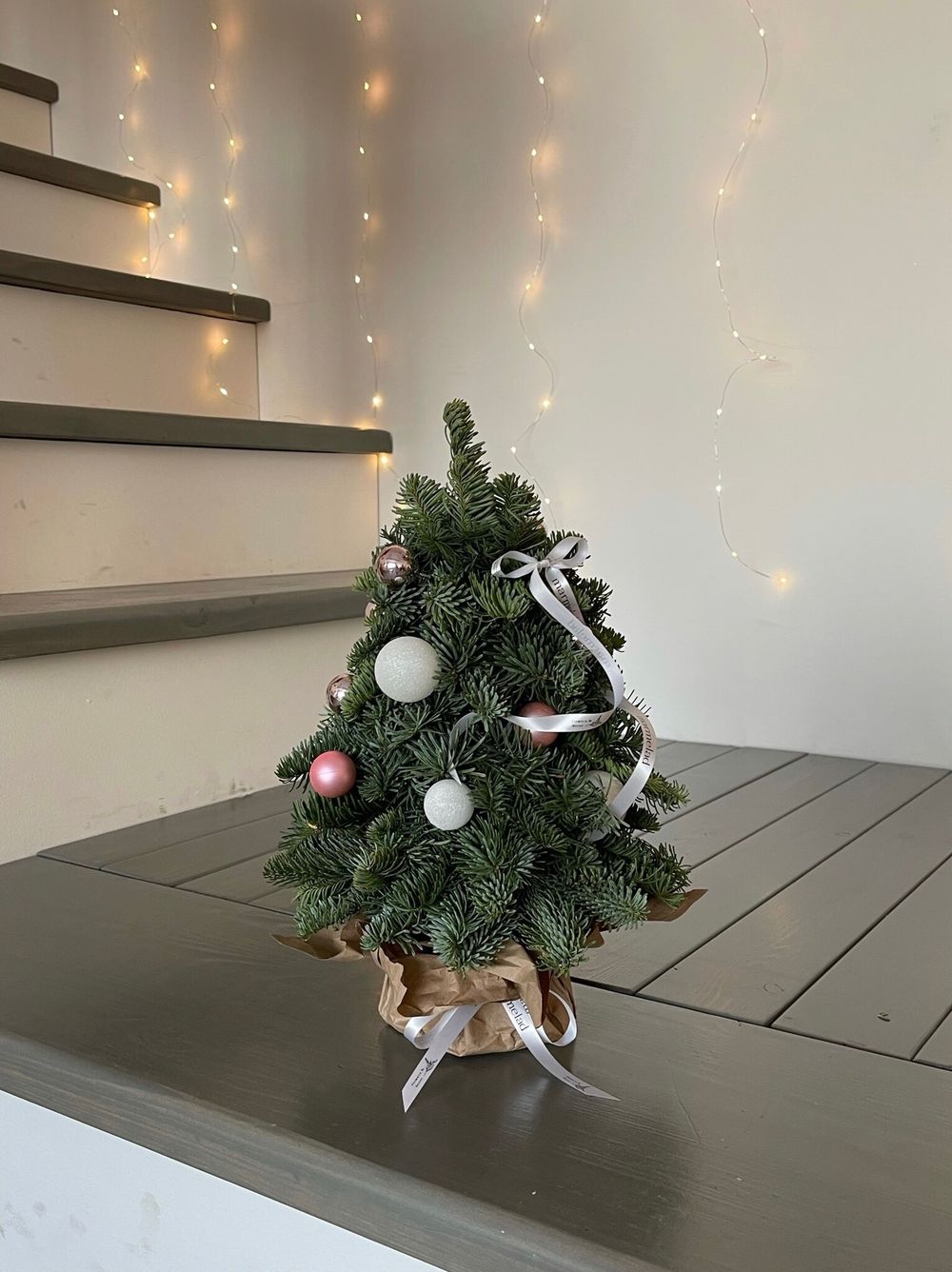 Елочная композиция h35см - в бело-розовых оттенках