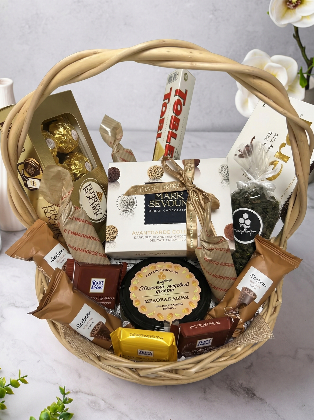 Сладкая подарочная корзина с конфетами, шоколадом, медом, размер S