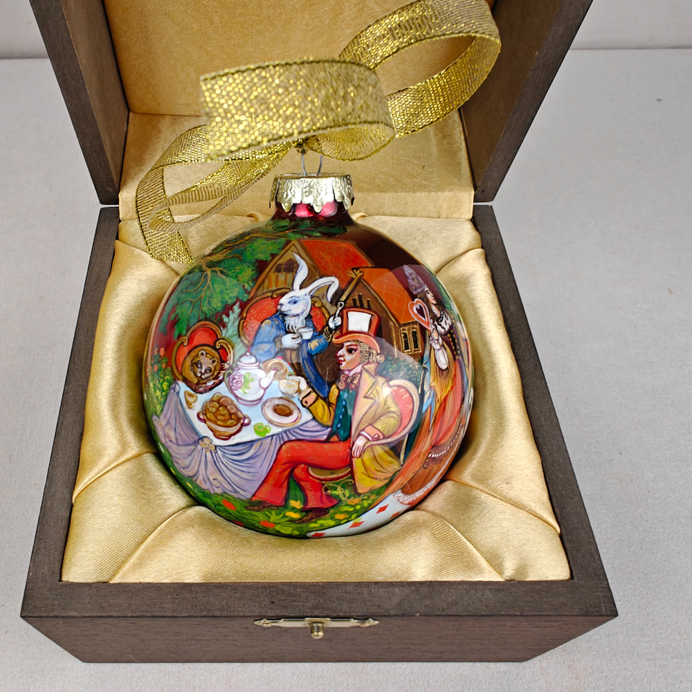 Шар новогодний с круговой росписью Палех "Алиса в стране чудес-4" в футляре