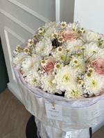 Авторский букет сборный из хризантемы, ромашки и роз