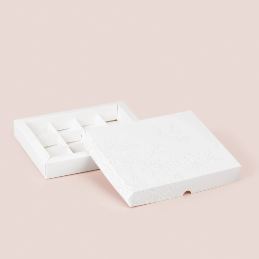 Коробка для 12 конфет с тиснением