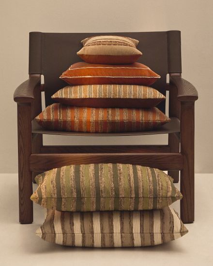 Чехол для подушки Amela бежевый из бархата с вышитой полосой 50 x 30 см