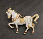 Брошка "Белая лошадь лошадка ". Женская брошь,украшение.Подарок на новый год. Символ года