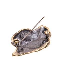 AM-3427 Брошь «Дама в цветочной шляпе» (латунь, янтарь)