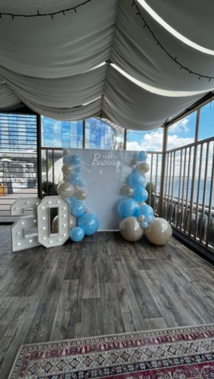 Фотозона на 20 лет в бежево-голубой гамме