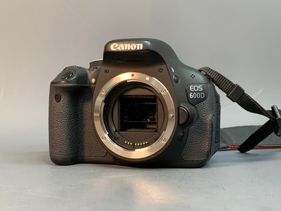 Canon 600D Kit 18-55mm 3.5-5.6 IS 12.000 кадров